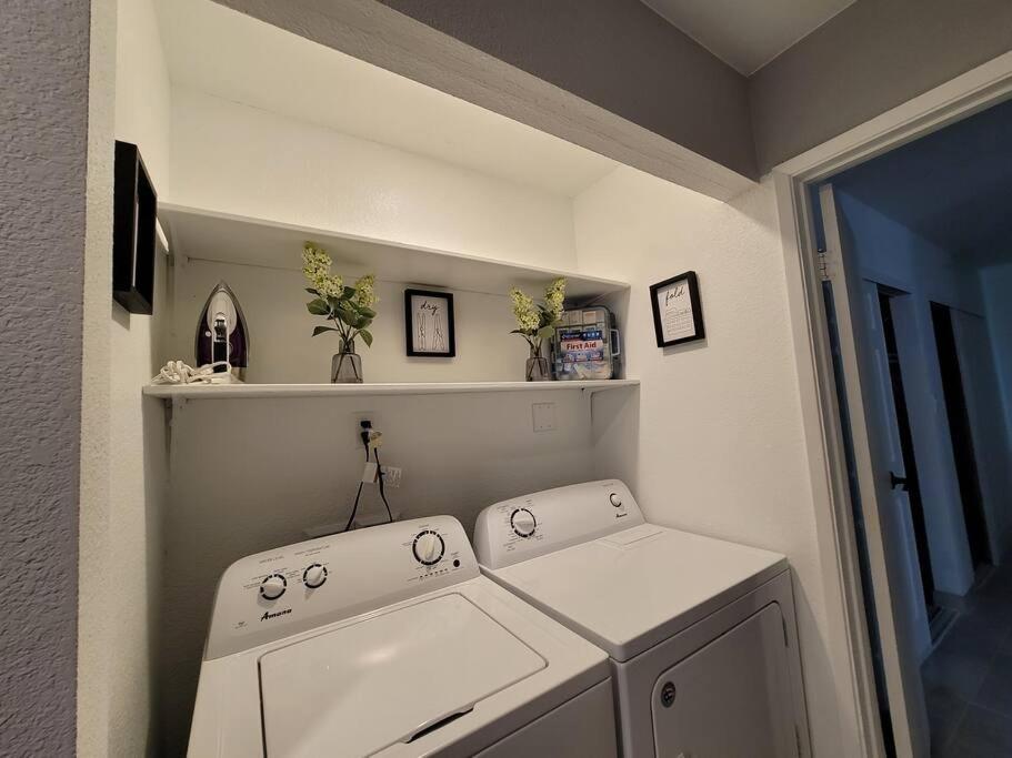 Cheerful, Fresh And Spacious 3 Bedroom Townhome, Casa de férias *